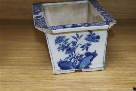 A Chinese Kangxi period blue and white jardiniere length 21cm